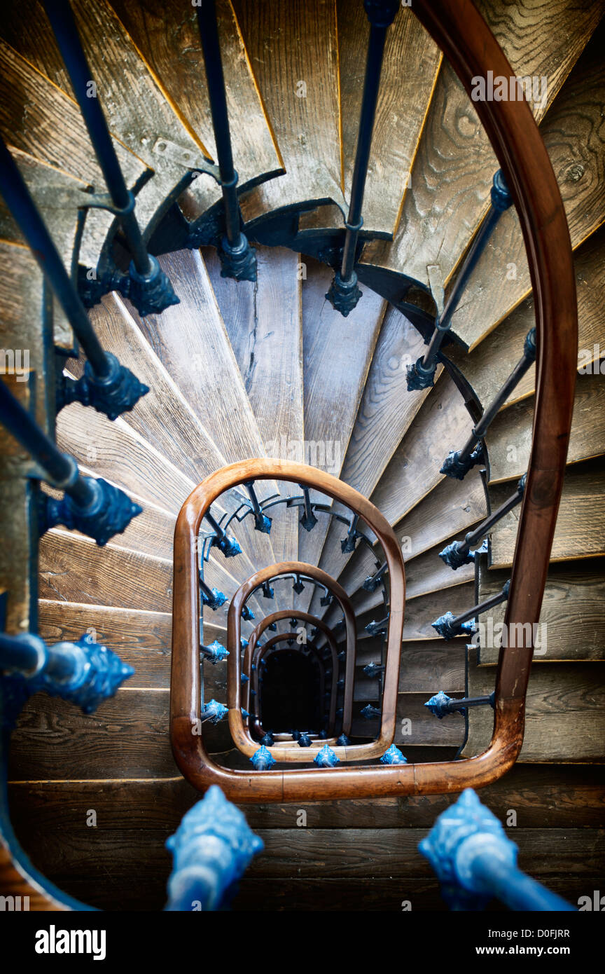 La escalera de caracol de un típico edificio del siglo XIX en París. Foto de stock