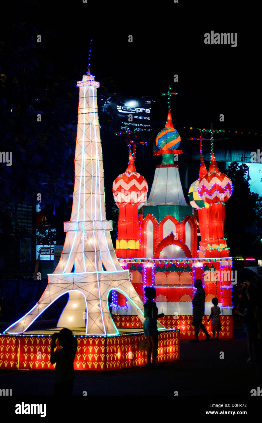 Linternas con hitos mundiales en la pantalla .La Torre Eiffel y la catedral de San Basilio ocupan un lugar prominente. El festival es simbólico de enviar sus inquietudes en un globo de aire caliente. Foto de stock