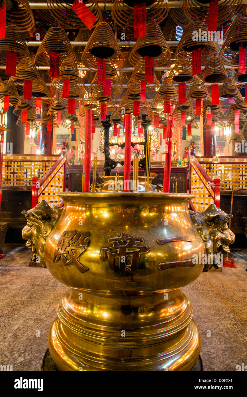 Incienso bobinas colgando del techo en el Templo Man Mo, Hong Kong, China Foto de stock