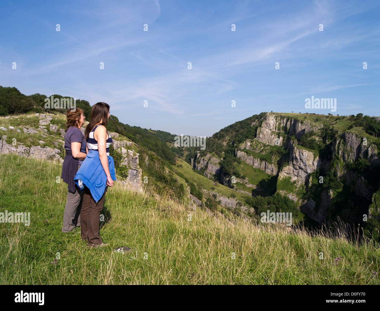 dh Cheddar Gorge MENDIP HILLS SOMERSET Mujeres caminando gargantas valle acantilados de piedra caliza gente caminar senderismo caminantes turistas en el campo reino unido Foto de stock