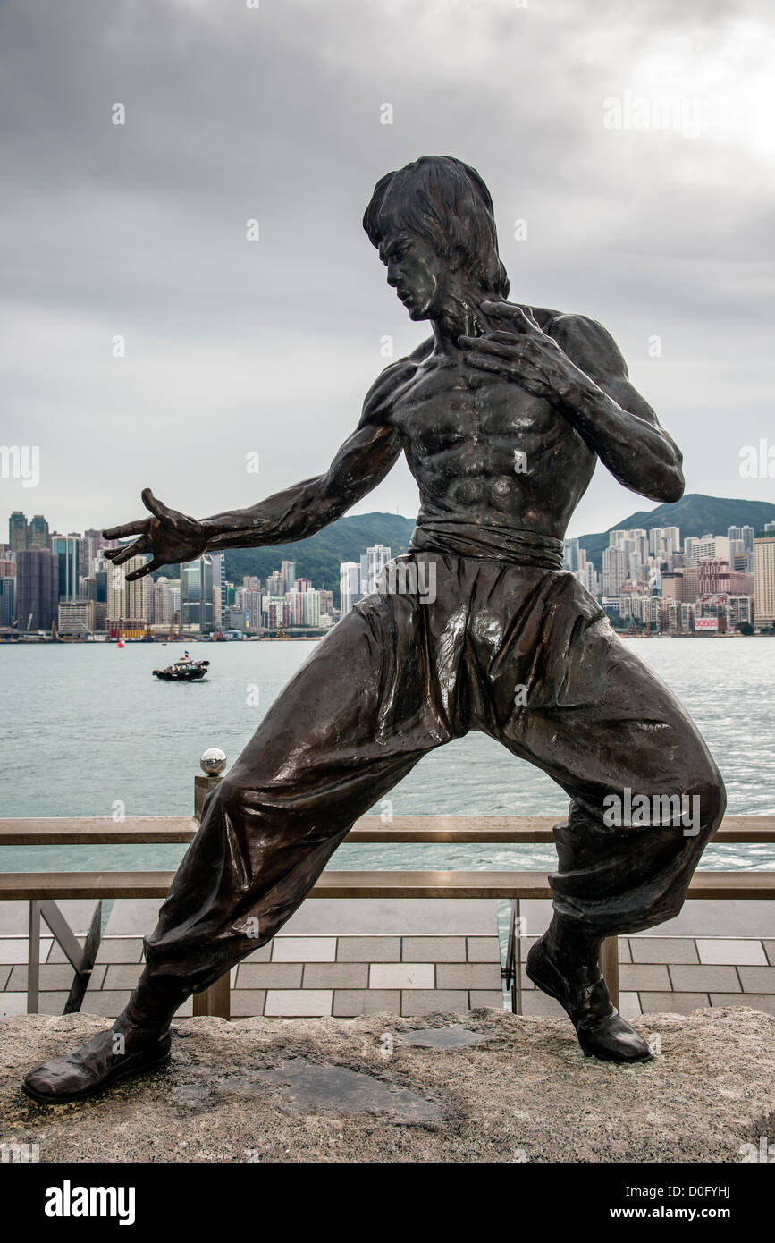 La estatua de Bruce Lee a lo largo de la Avenida de Las Estrellas, Kowloon, Hong Kong, China Foto de stock