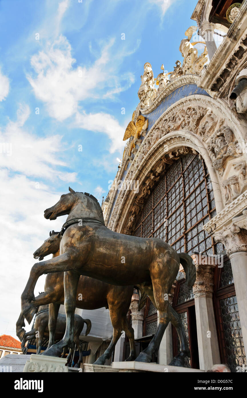 Réplicas caballos de bronce, a la Basílica de San Marcos, en Venecia, Italia. Foto de stock