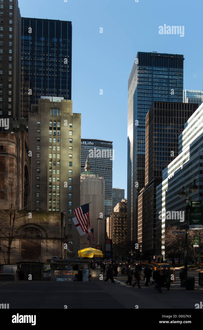 Una calle de Nueva York, escena con la bandera americana en una tarde inviernos Foto de stock