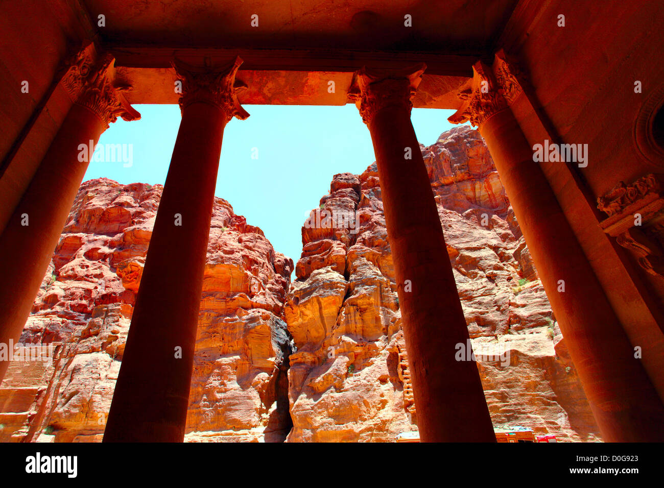 Petra inside al khazneh treasury fotografías e imágenes de alta