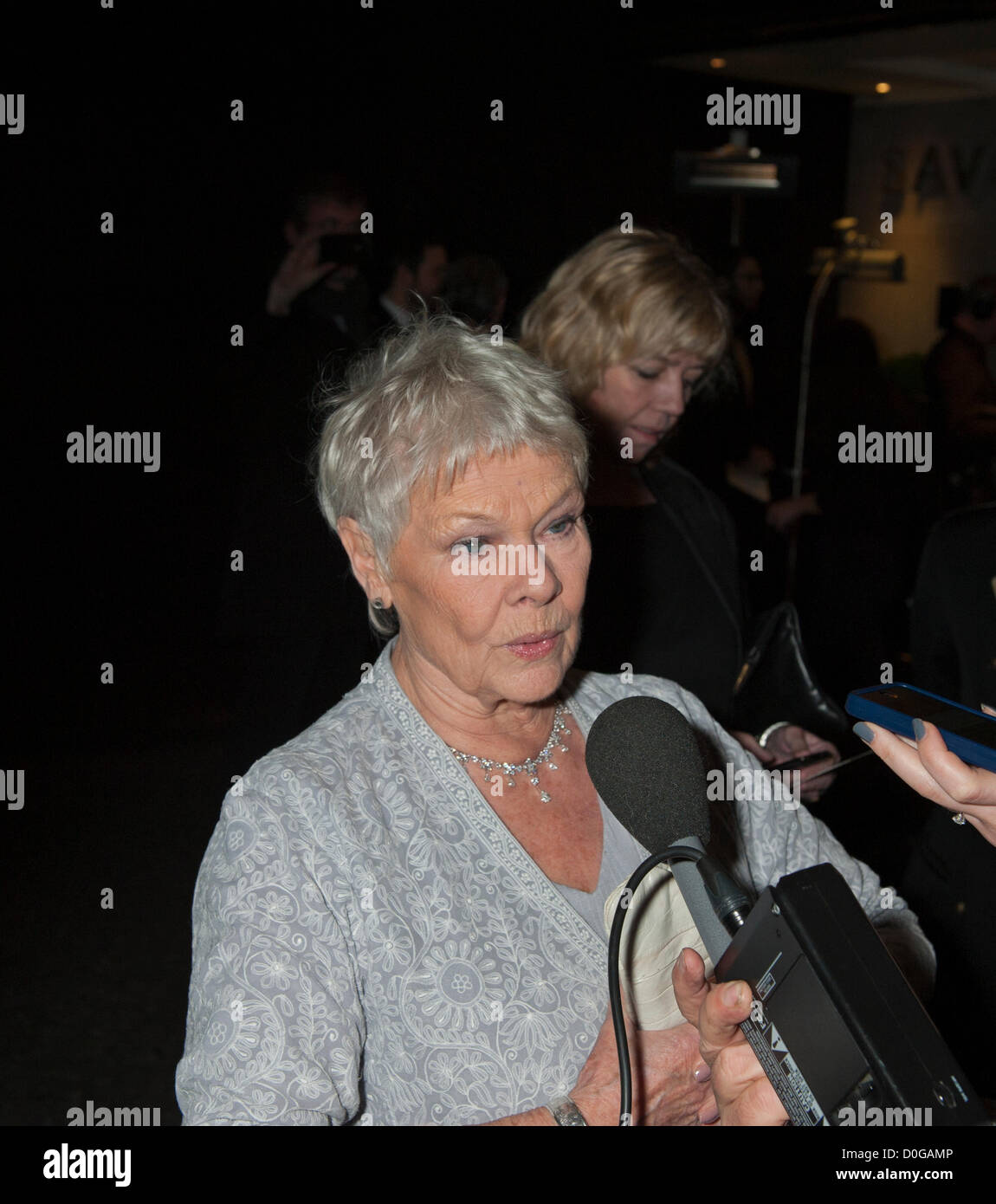 Dame Judi Dench en Evening Standard Theatre Awards 2012, el Savoy de Londres el 25 de noviembre de 2012 Juega M en las últimas películas de Bond Foto de stock