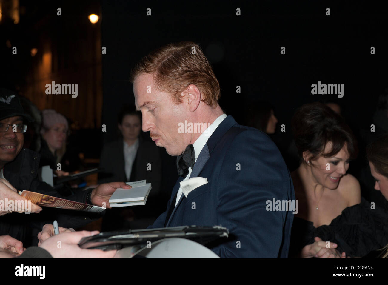 Damian Lewis en Evening Standard Theatre Awards 2012, el Savoy de Londres el 25 de noviembre de 2012 El actor británico firmando autógrafos Foto de stock