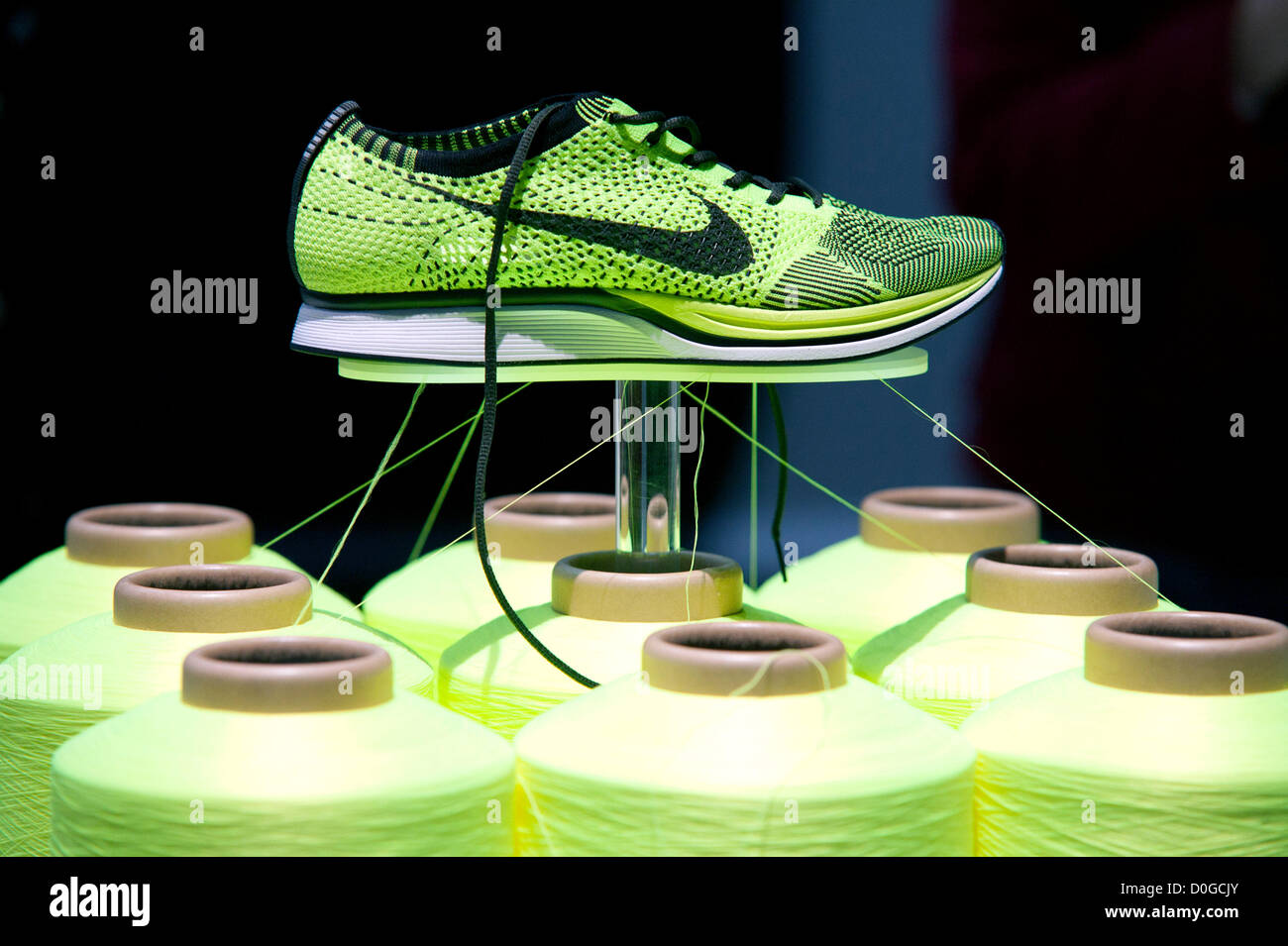 Acusación Judías verdes Levántate El 25 de noviembre de 2012, Tokio, Japón - La nueva tecnología de  zapatillas Nike Flyknit Racer por Nike, Inc. está seleccionado como "Buen  diseño 100 Mejores'. Good Design Award 2012 muestra