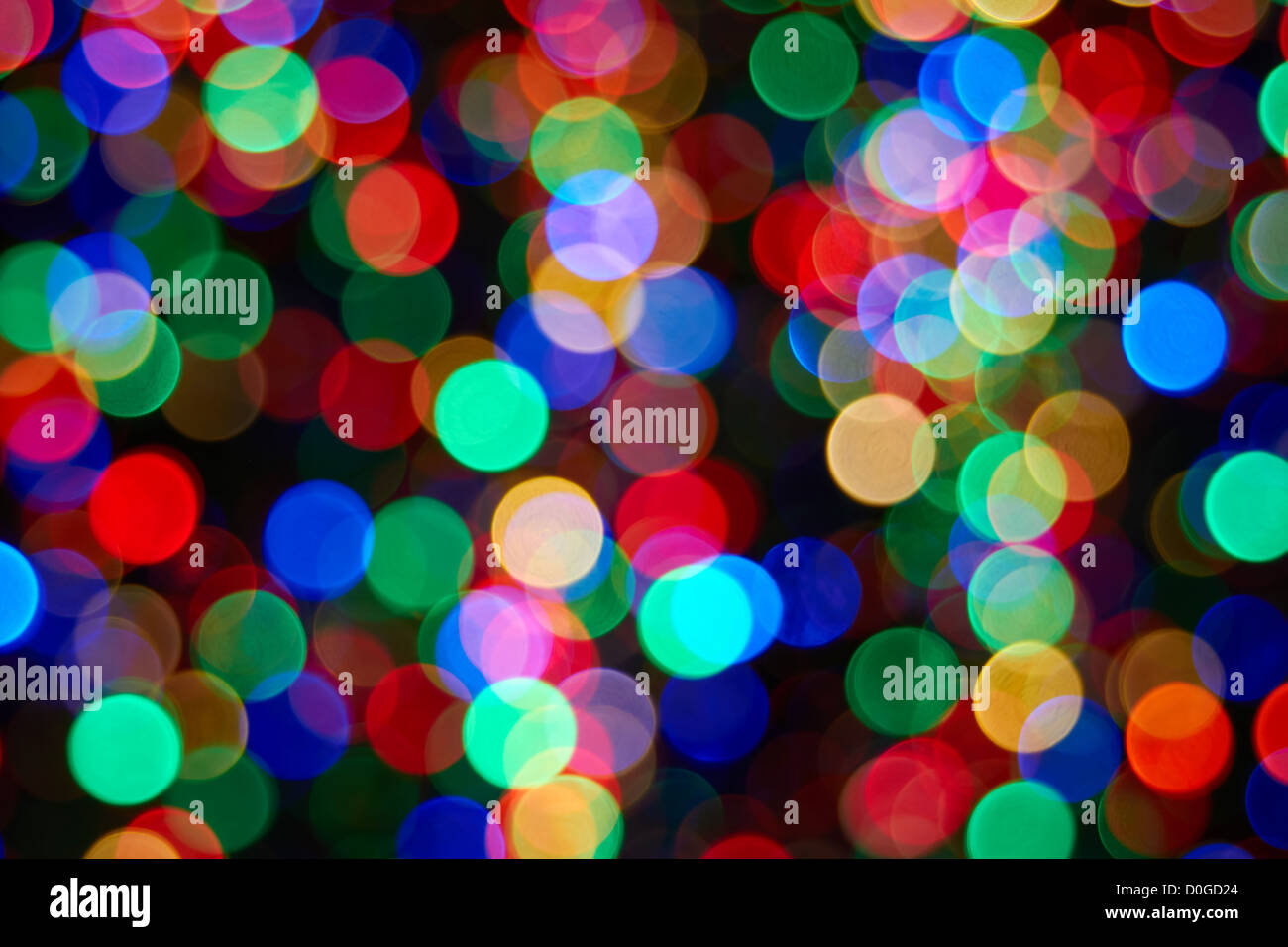 Árbol de navidad con coloridos fuera de foco de luz borrosa sobre fondo negro Closeup Foto de stock