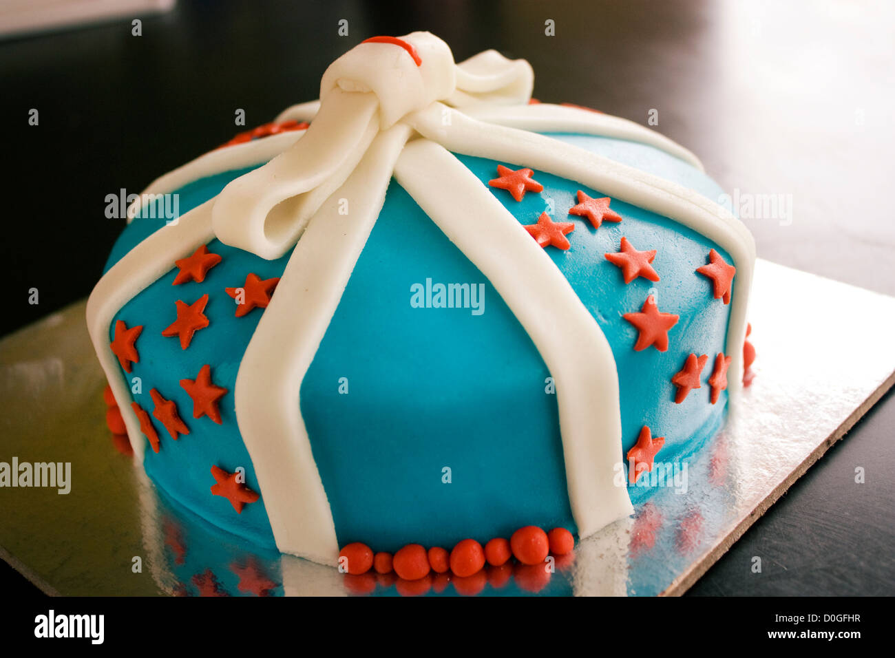 Fondant cake fotografías e imágenes de alta resolución - Alamy