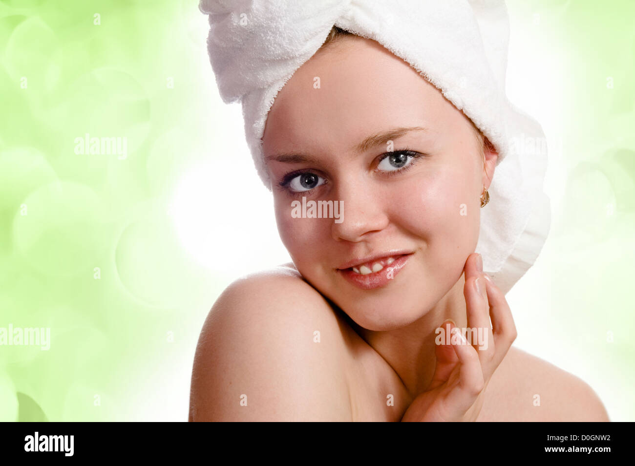 Mujer con una toalla con luces en el fondo Foto de stock