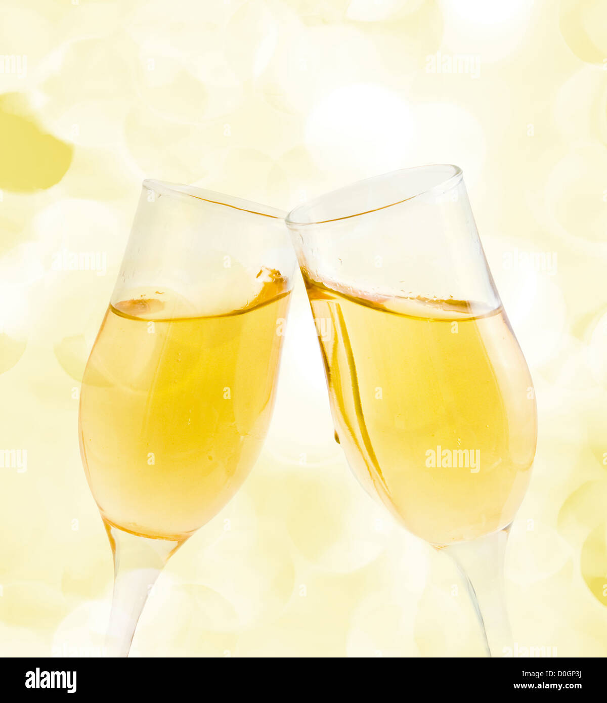 Dos copas de champaña con luces en el fondo Foto de stock