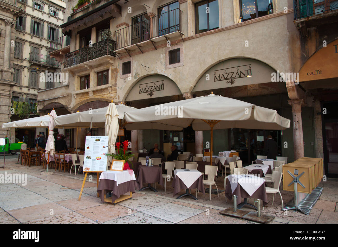 Restaurante café terraza Piazza delle Erbe plaza Old Town ciudad de Verona Véneto Italia del norte de Europa Foto de stock