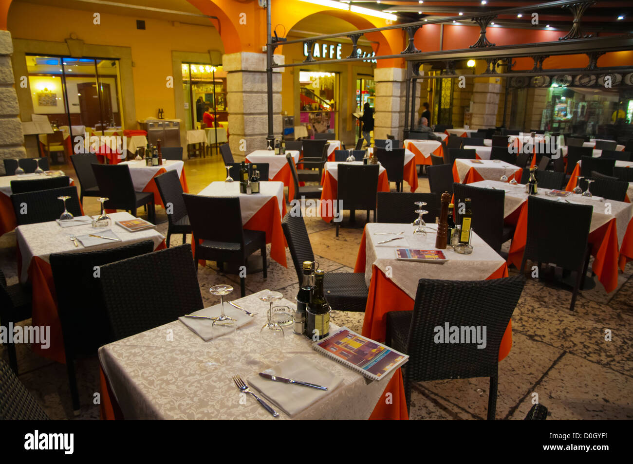 Las mesas del restaurante Piazza Bra plaza central de la ciudad de Verona Véneto Italia del norte de Europa Foto de stock