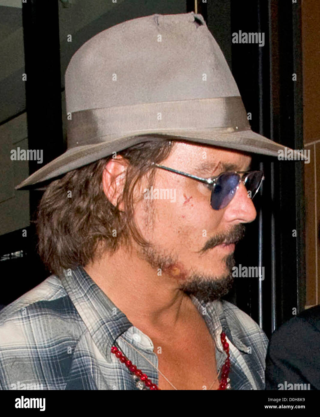 Johnny Depp, vistiendo un sombrero Fedora y gafas de sol, dejando a 'C'  restaurant de Londres. Depp fue el sporting algunos cortes en su rostro, y  un Fotografía de stock - Alamy