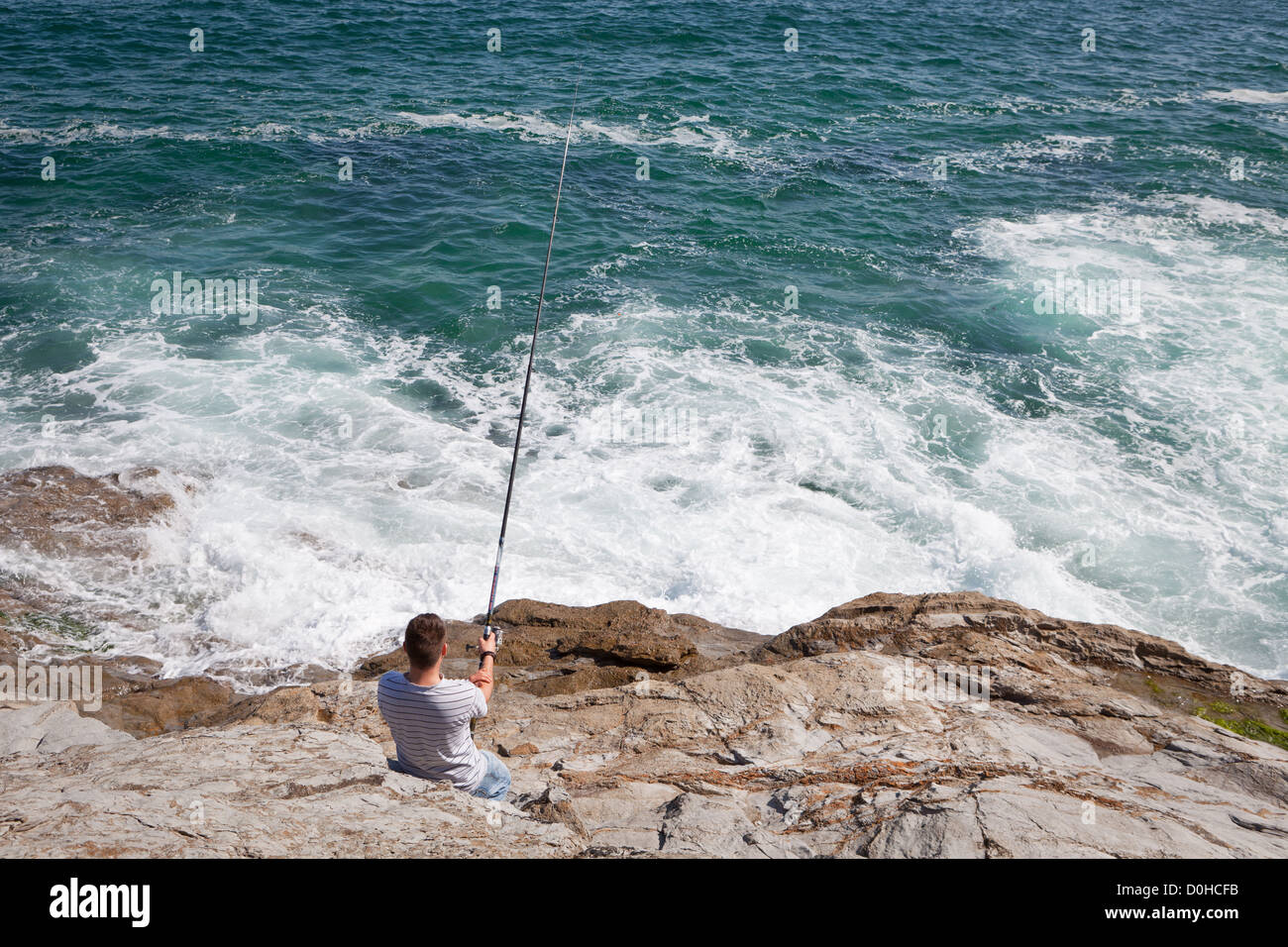 Laredo, España: pescador con caña de pescar en una costa rocosa cerca de  Laredo Fotografía de stock - Alamy