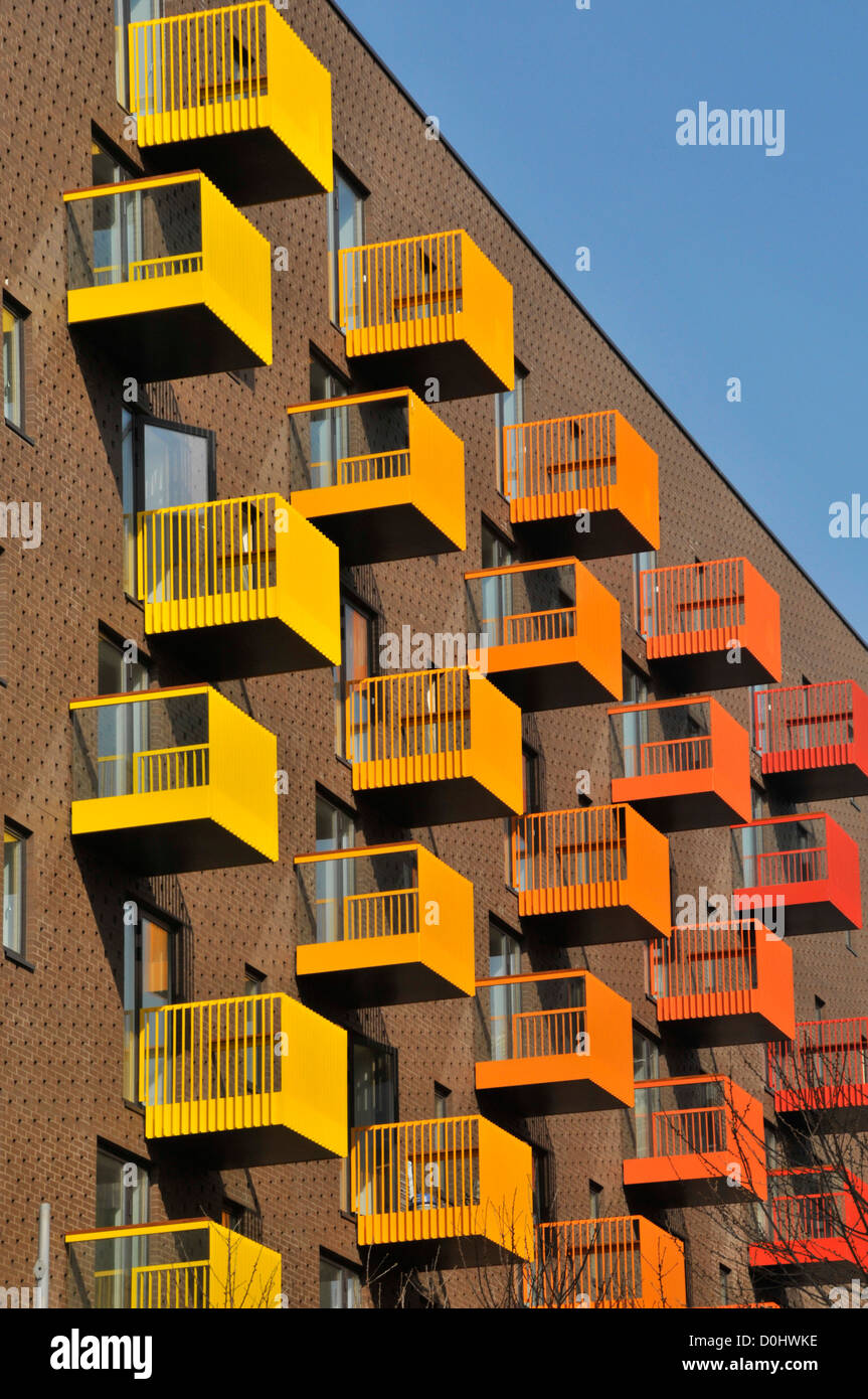 Materiales de construcción coloridos y luminosos en los balcones de los bloques de apartamentos en la vivienda Desarrollo en moderno bloque de casas en los pisos del este de Londres Inglaterra Reino Unido Foto de stock