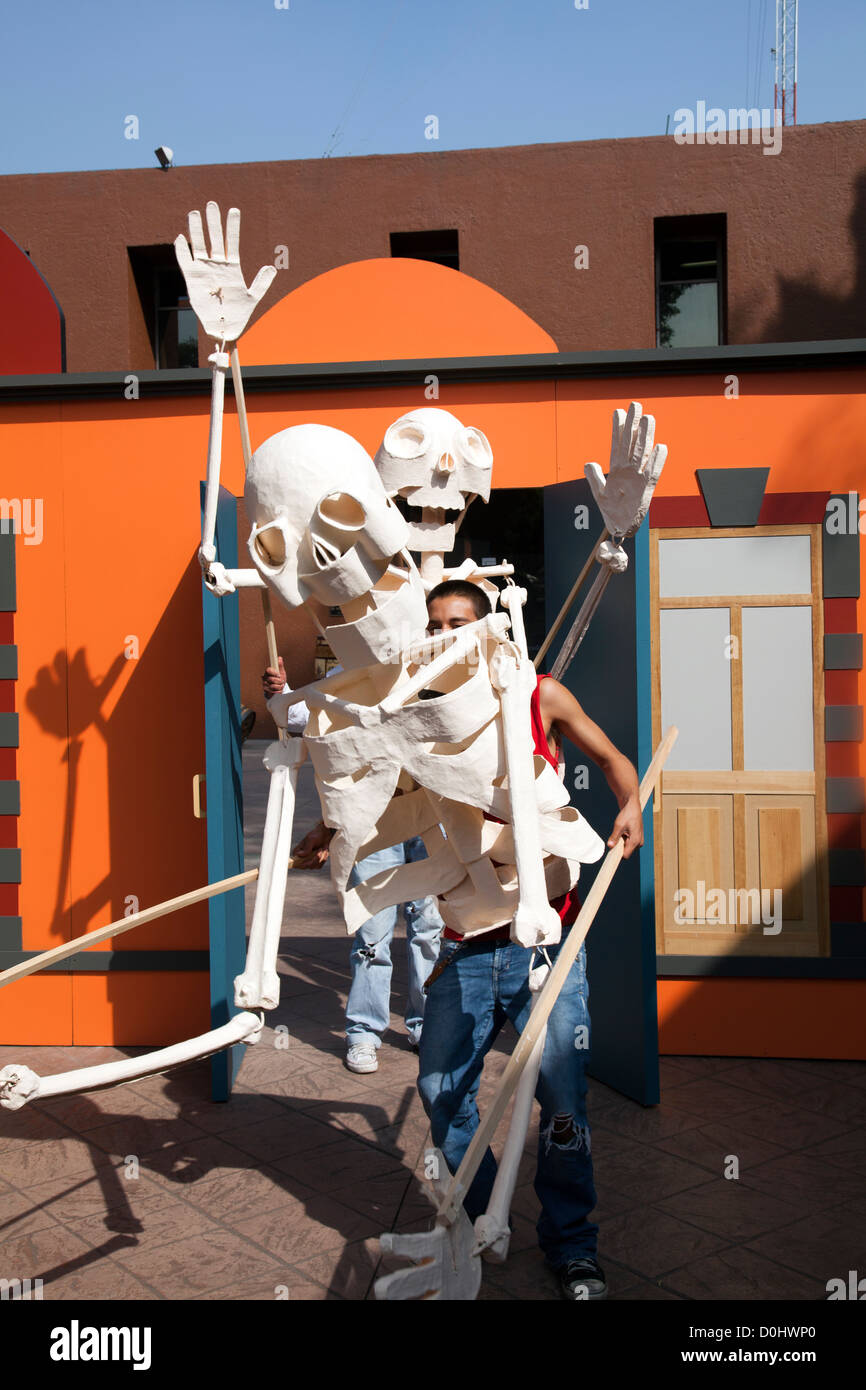 Manipuladores de marionetas de tamaño real en el Museo Nacional de Culturas  Populares durante el dia de los Muertos Celebraciones - Coyoacán - Ciudad  de México Fotografía de stock - Alamy