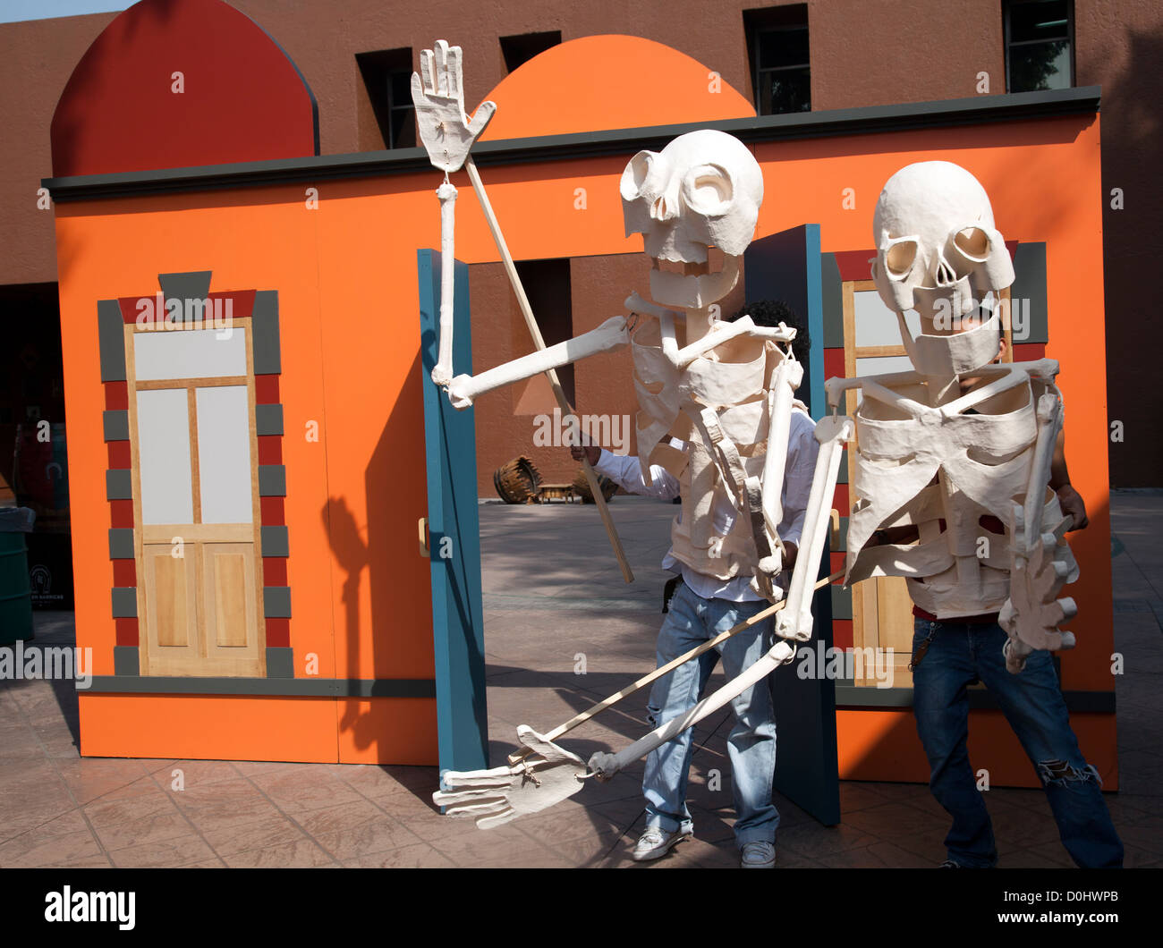 Marioneta esqueleto fotografías e imágenes de alta resolución - Alamy
