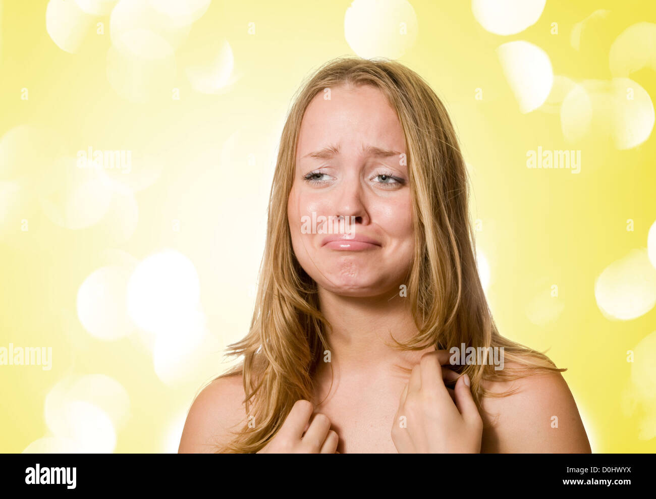 Una mujer es triste/atribulada/pisado con yelolow luces en el fondo Foto de stock