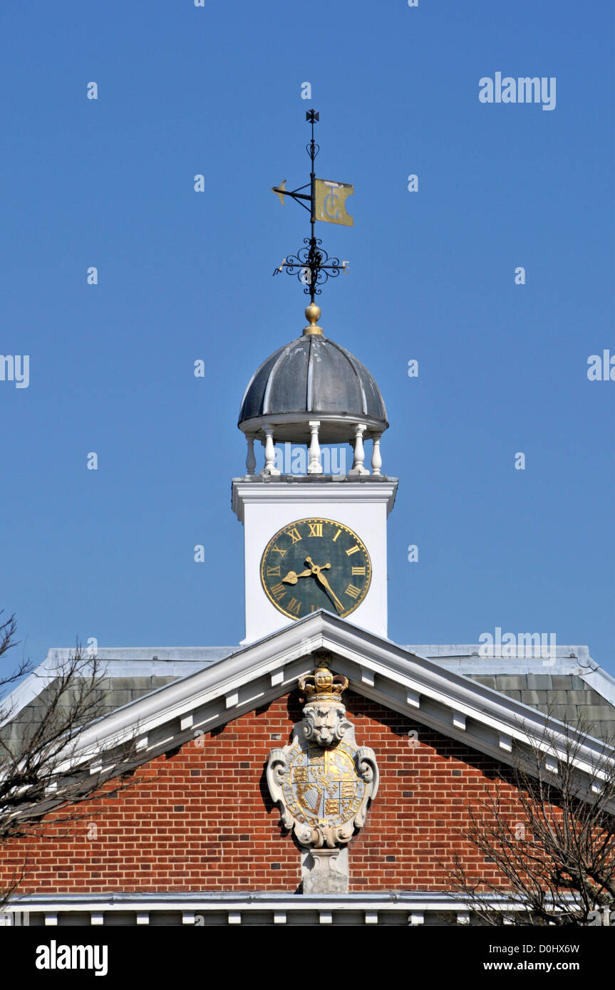 Capilla en el Trinity Green Almshouses edificio catalogado de grado uno cerca del frontón y la torre del reloj Mile End Whitechapel Road East London Inglaterra Foto de stock