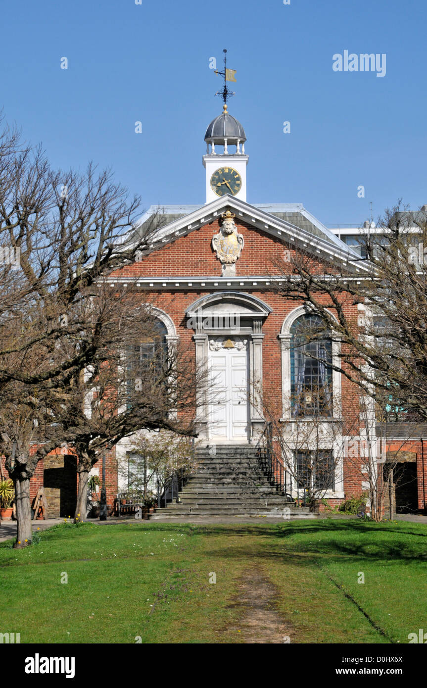 Capilla de la Trinidad verde un edificio catalogado de grado Almshouses Mile End Whitechapel Road East London Inglaterra Foto de stock