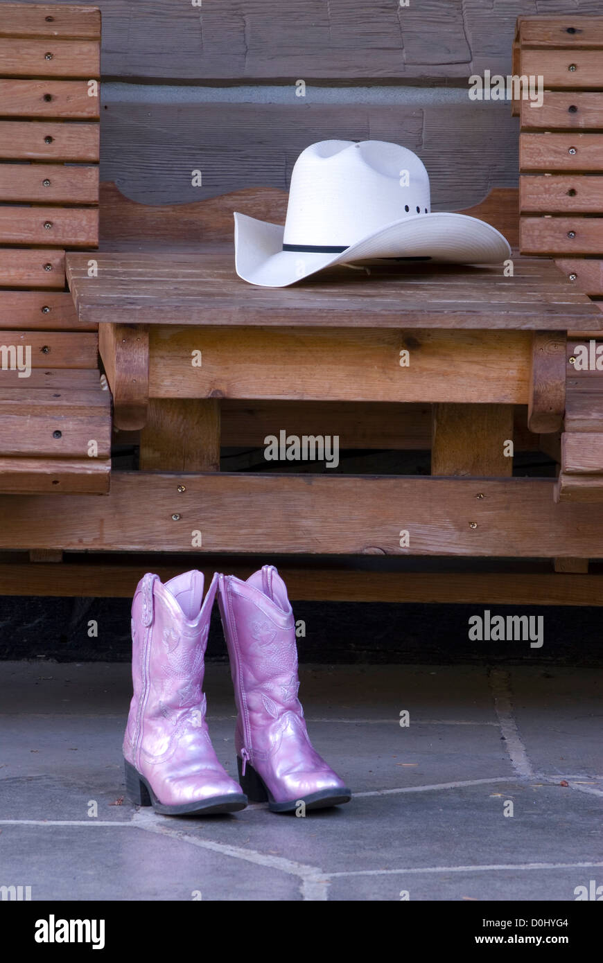 Las niñas botas vaqueras y sombrero, Bar M Ranch, Oregon Fotografía de  stock - Alamy