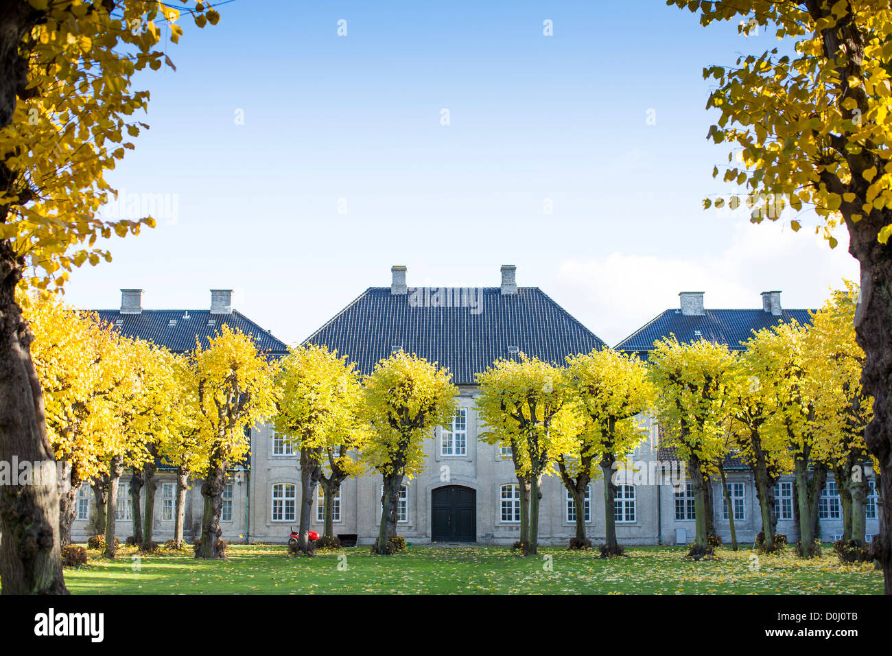 Diseño de Copenhague Museo Patio en otoño con hojas doradas sobre el árbol y un cielo azul. Foto de stock