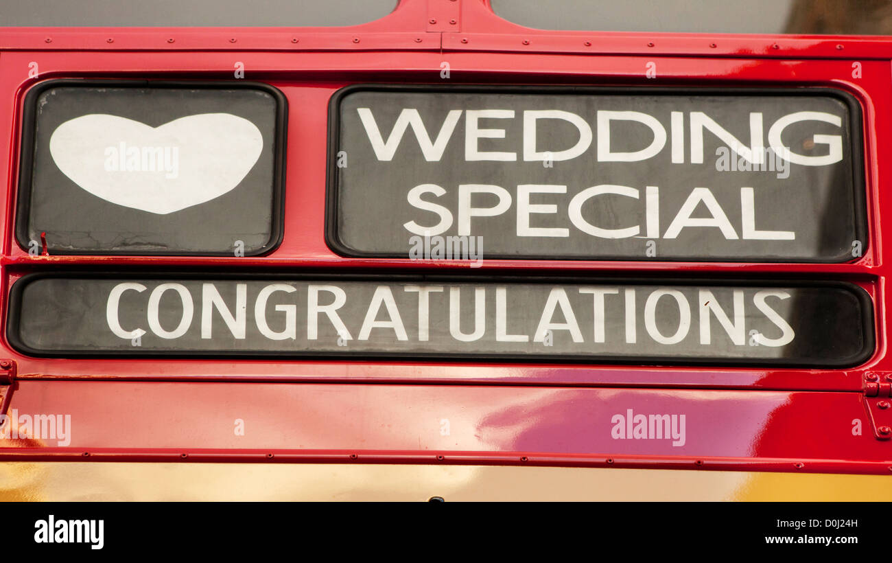 Un retirado Routemaster bus con un día de boda se muestra como el destino. Foto de stock