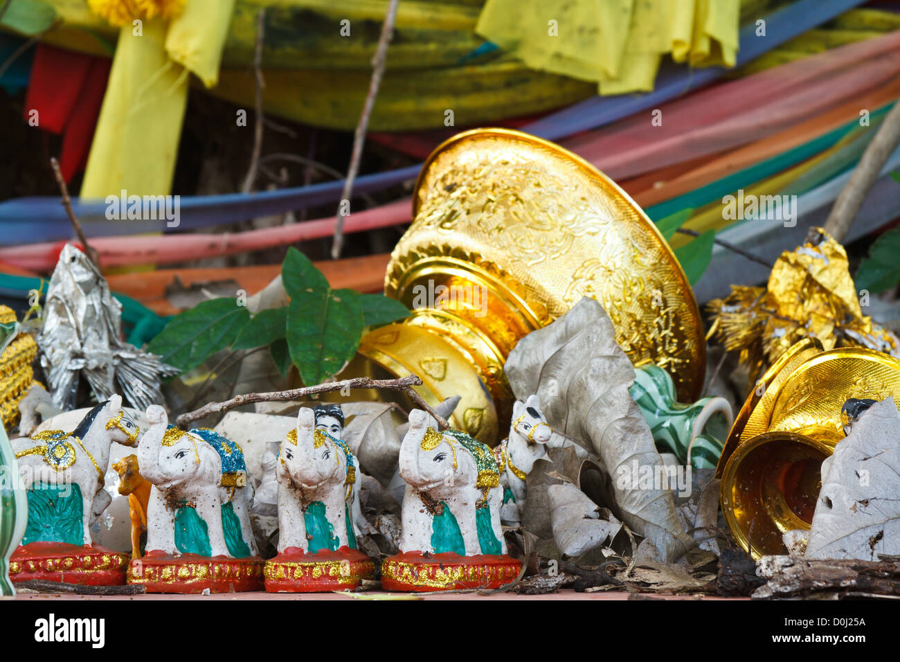 Cifras de Altar en el templo Wat Sila Ngu en Ko Samui, Tailandia Foto de stock