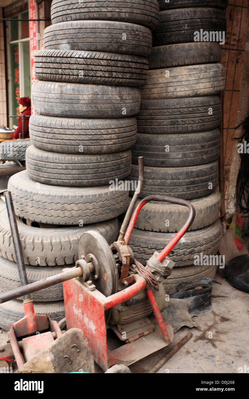 Muchos neumáticos apilados juntos Foto de stock