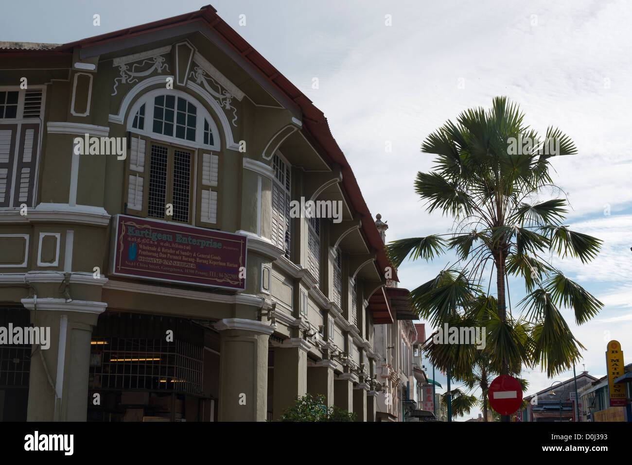 Un ejemplo de la arquitectura colonial británica restaurada en Georgetown, Penang, Malasia Foto de stock