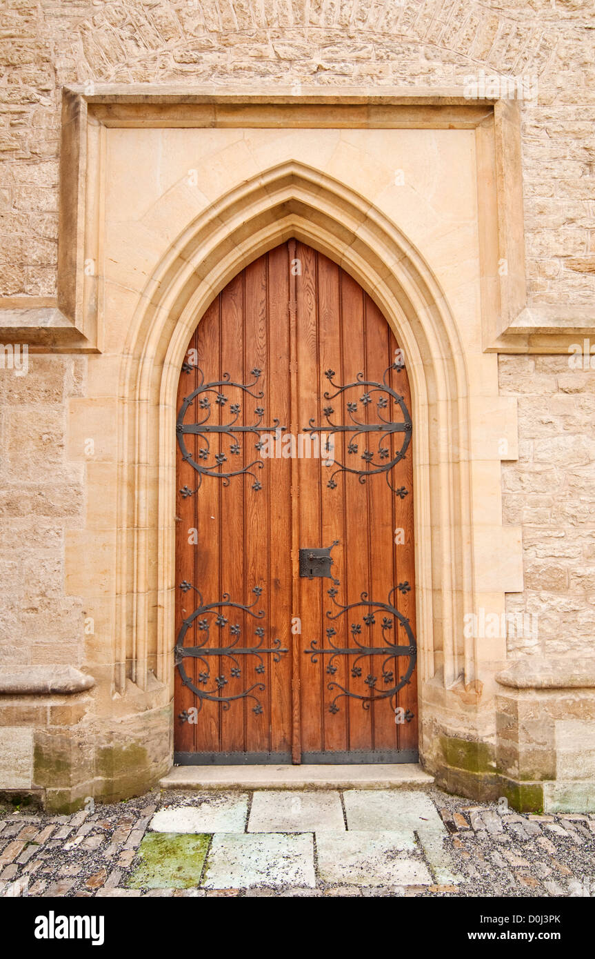 Imponente iglesia antigua puerta de la iglesia católica Fotografía de stock  - Alamy