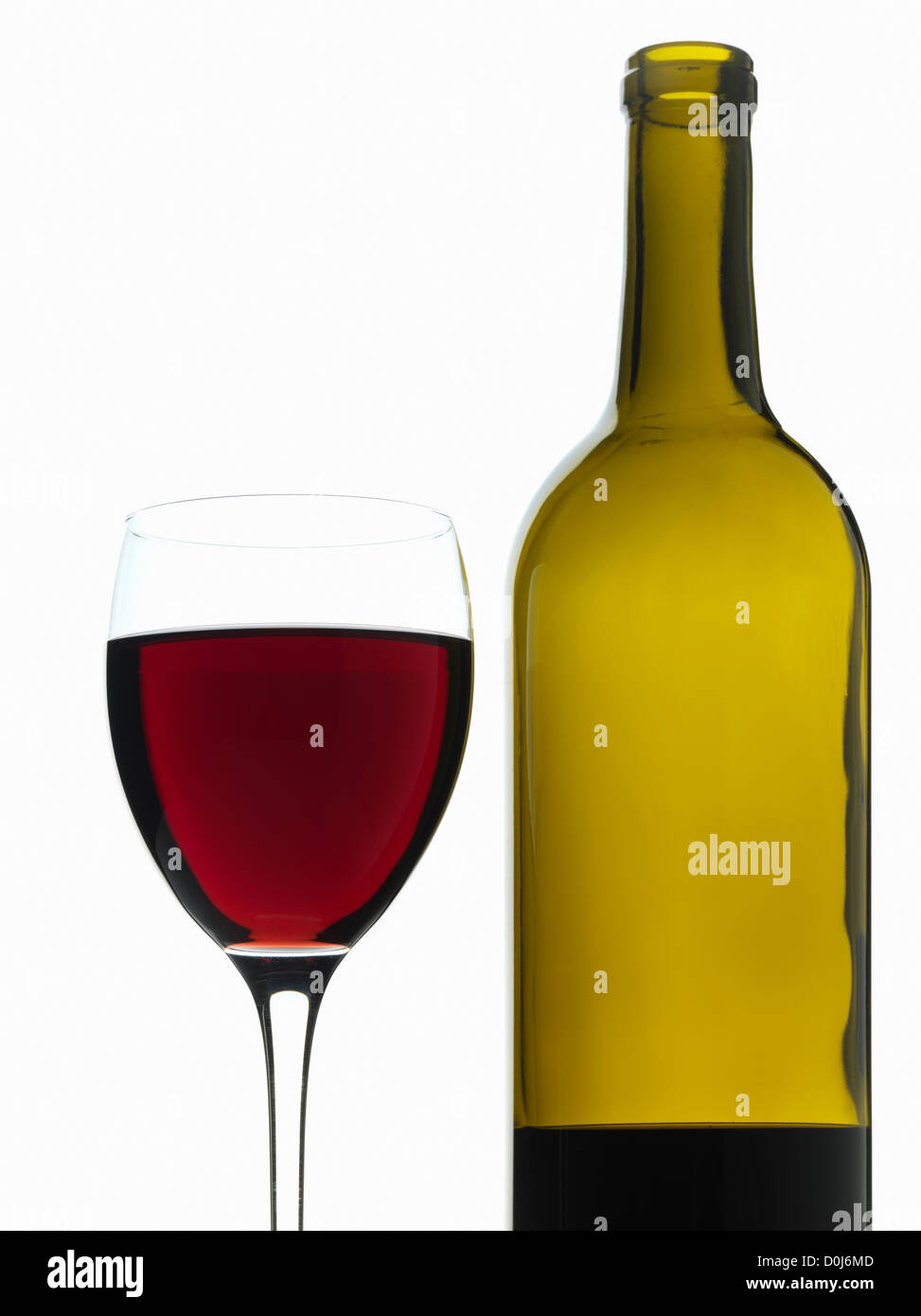 Copa de vino tinto y una botella de vino Foto de stock