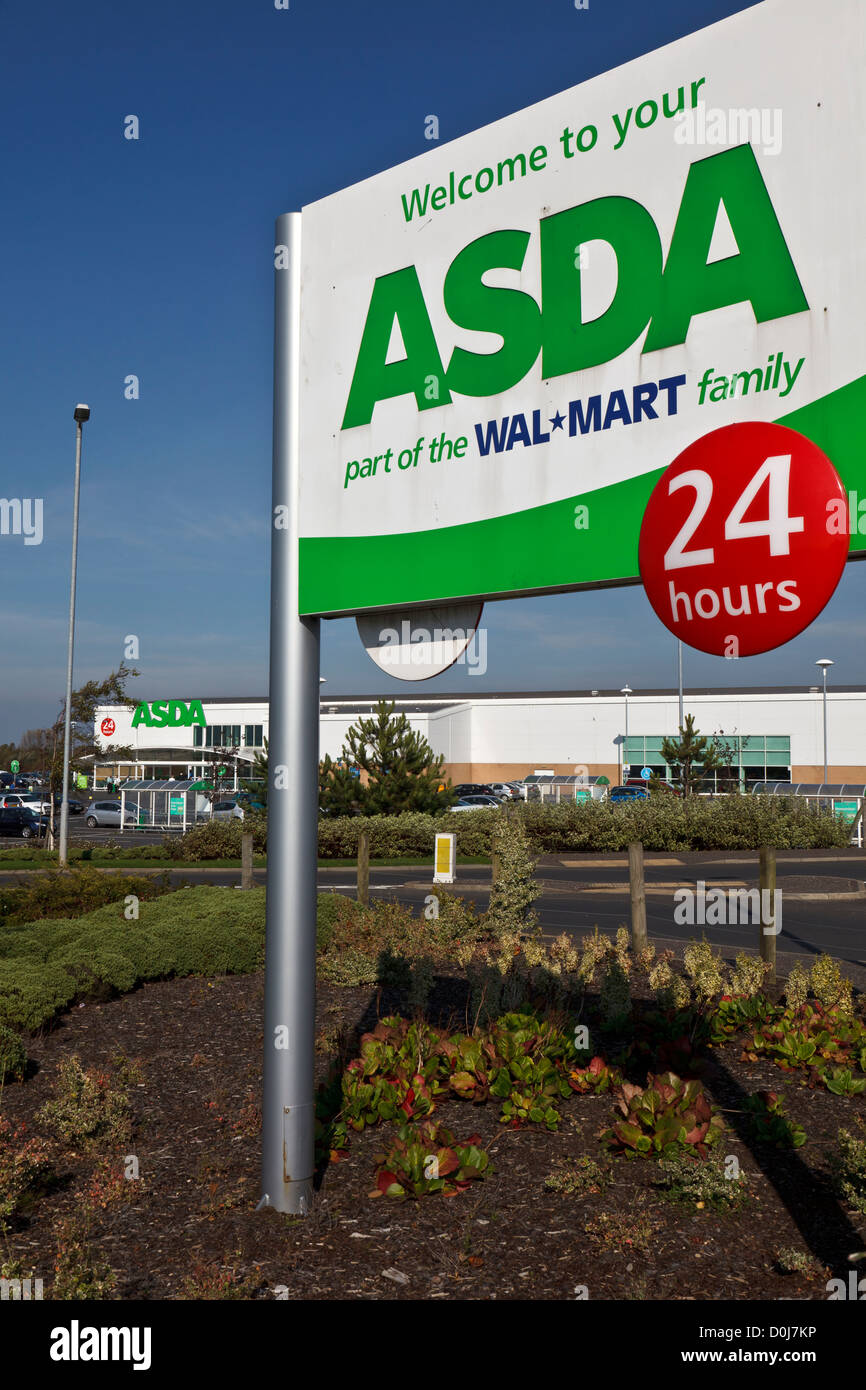Un supermercado Asda retail y carteles en el sur de Inglaterra. Foto de stock