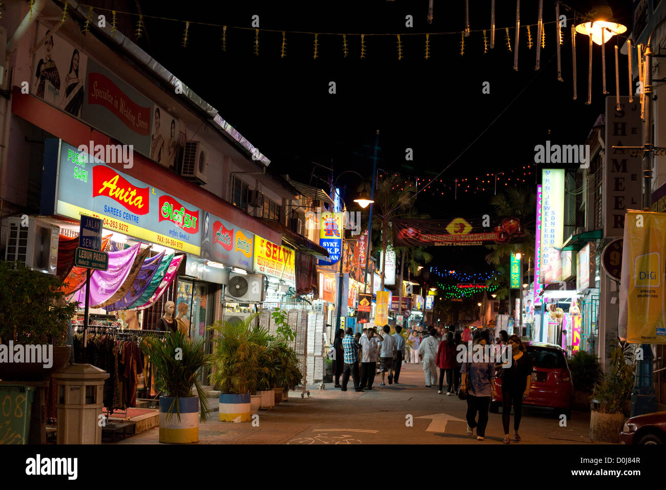 Una escena en la calle de noche en el barrio de Little India de Georgetown en Penang, Malasia Foto de stock