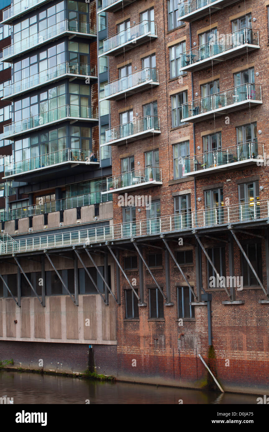 Detalle shot de modernos apartamentos formado por victoriano redevolping almacenes situados a orillas del río Irwell, cerca del tr Foto de stock