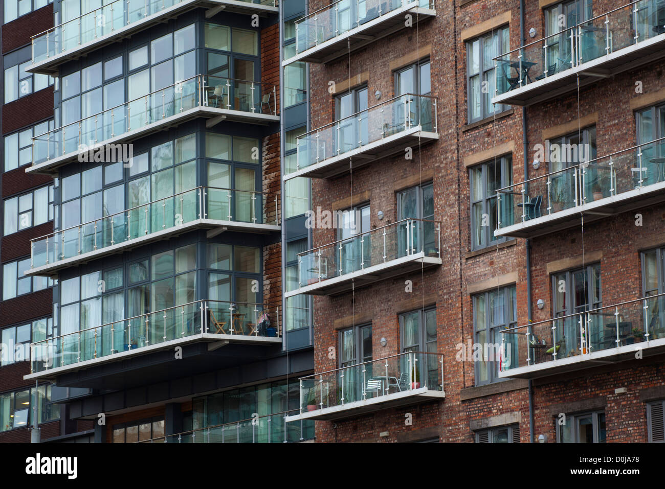 Detalle shot de modernos apartamentos formado por victoriano redevolping almacenes situados a orillas del río Irwell, cerca del tr Foto de stock