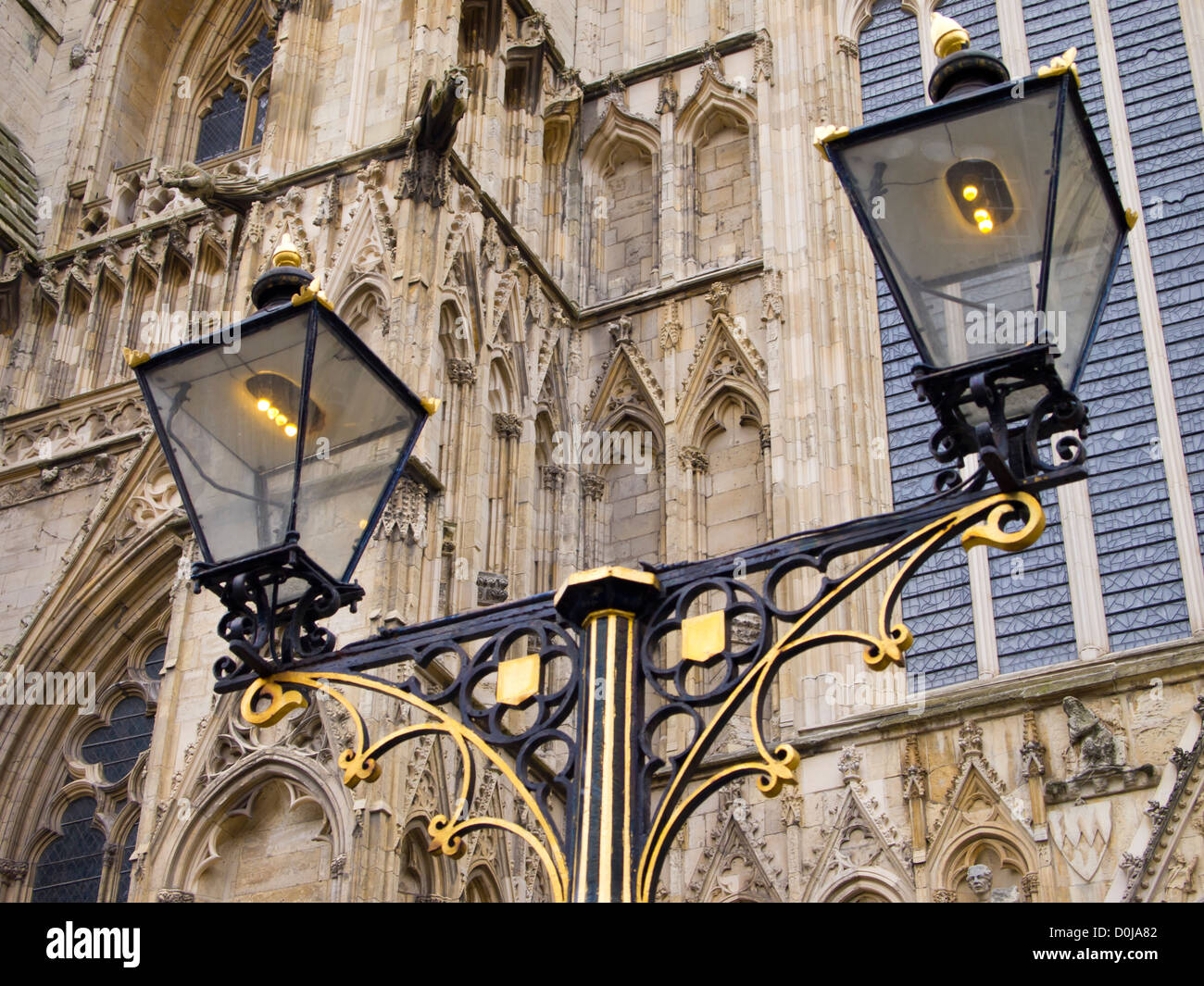 Lámpara ornamental fuera de la puerta occidental de la Catedral de York. Foto de stock