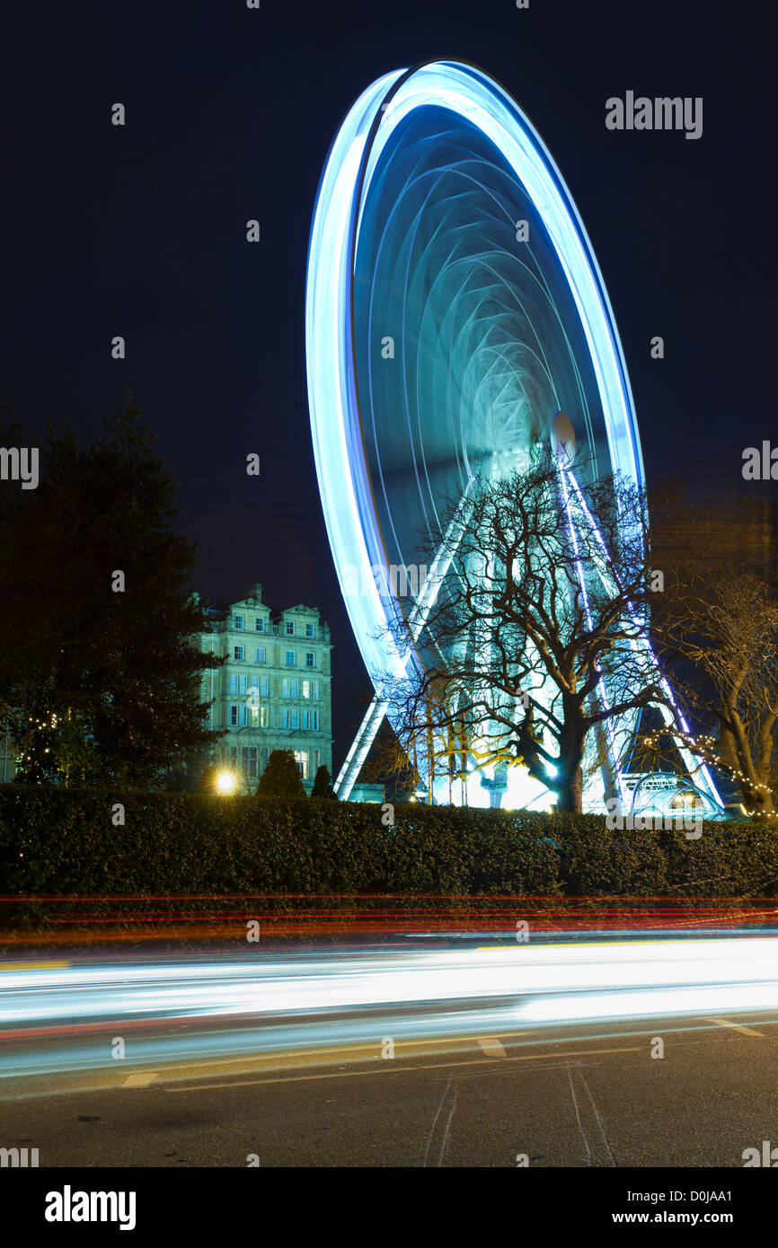 York Eye Ferris refleja al anochecer con el paso del tráfico por carretera. Foto de stock