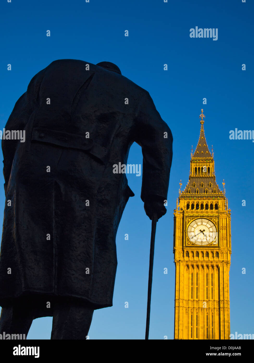 Estatua de Churchill y el Big Ben, que también es conocida como la Torre del Reloj. Foto de stock