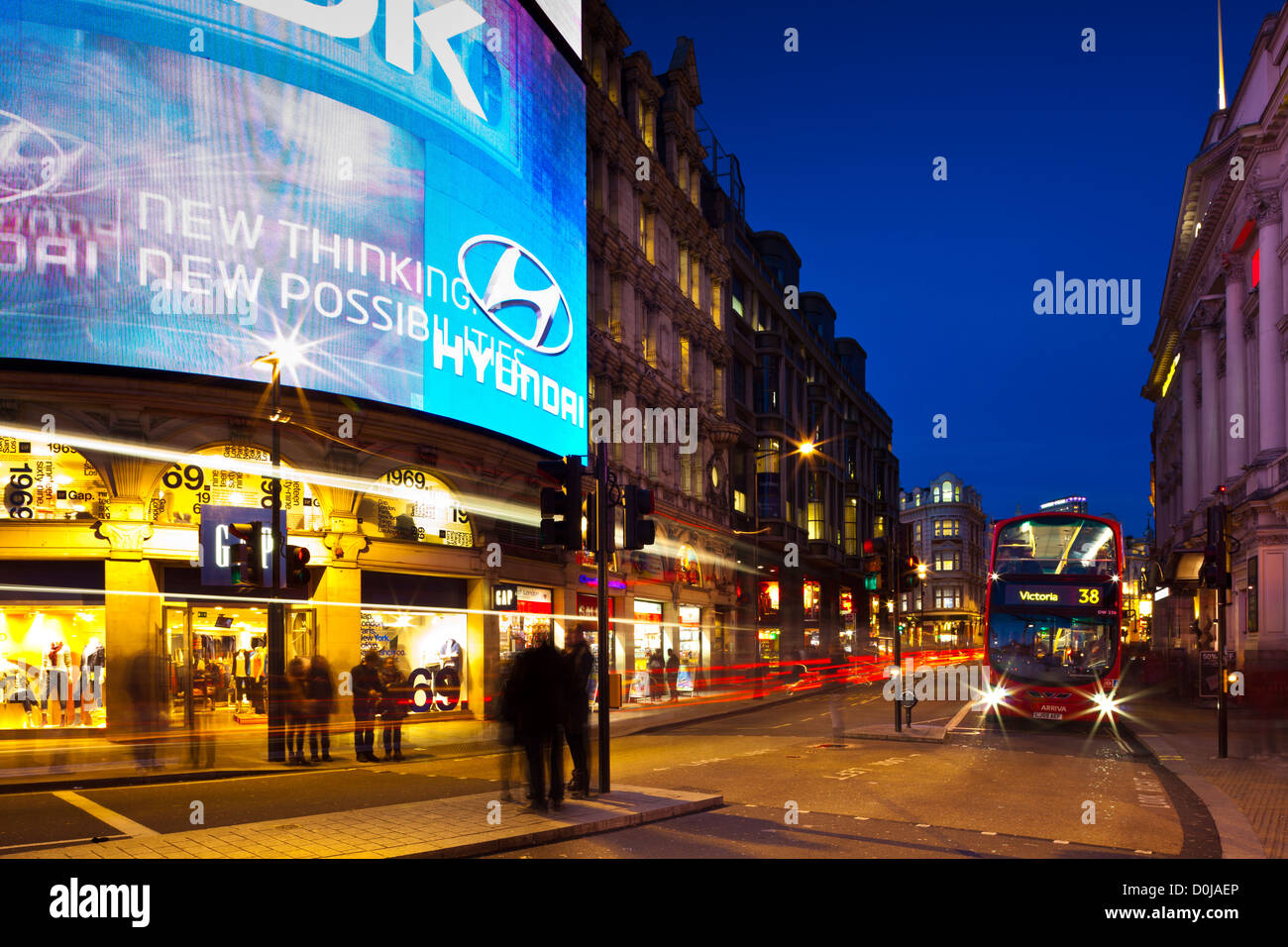 Piccadilly Circus en la noche. Foto de stock