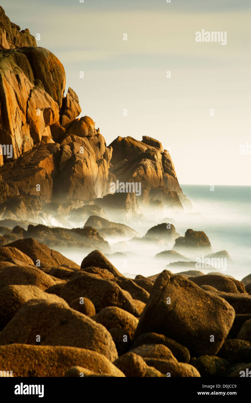 El mar embravecido en Penberth Cove en la costa de Cornualles. Foto de stock