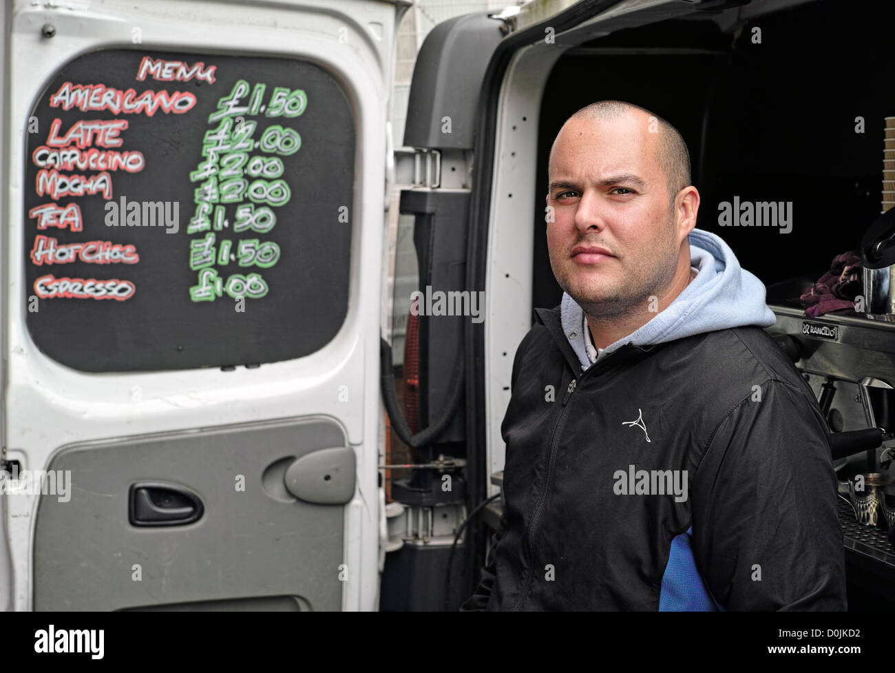 Un vendedor de café viajando junto a su furgoneta. Foto de stock