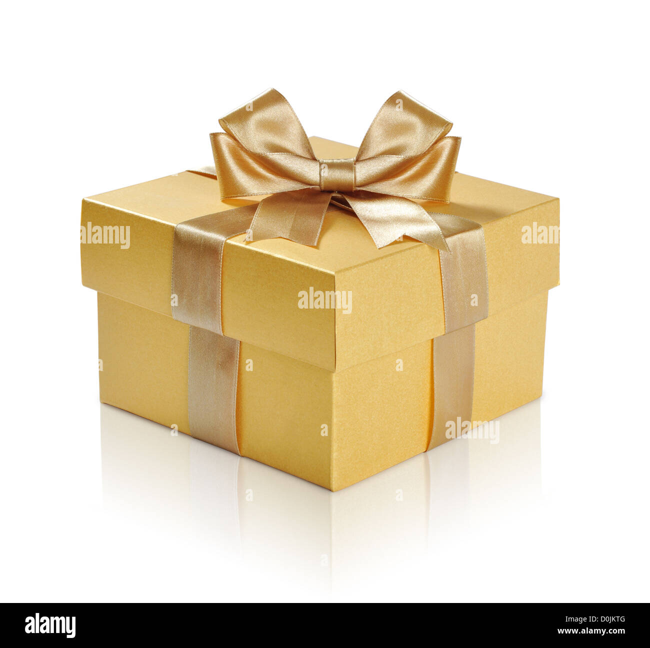 Caja de regalo de oro con la cinta de oro sobre fondo blanco. Trazado de recorte incluido. Foto de stock