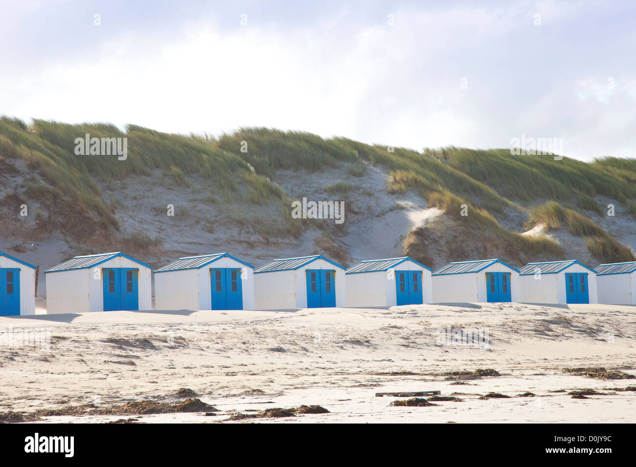 Casitas en la playa holandesa en De Koog Texel, en los Países Bajos Foto de stock