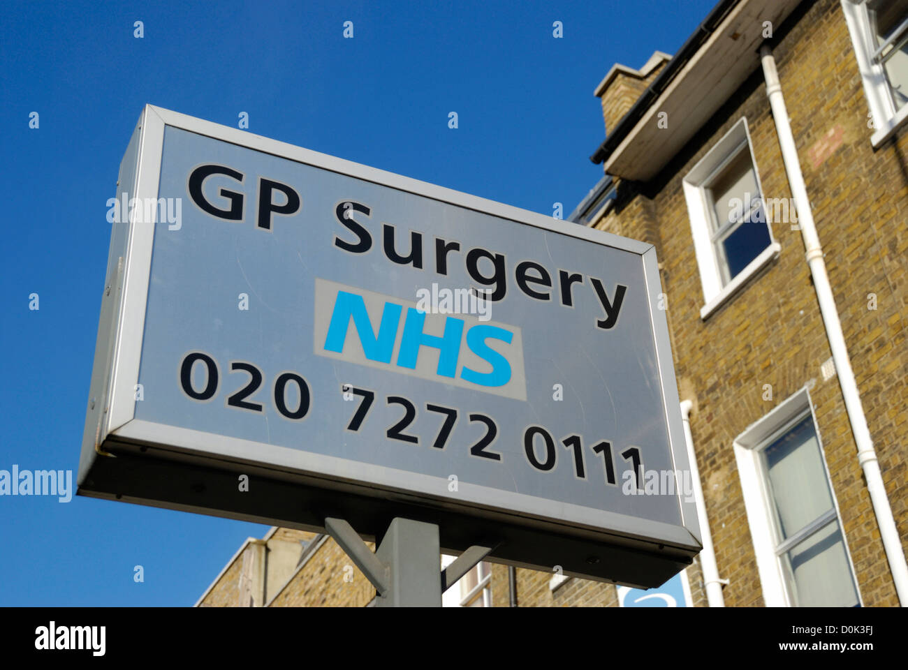 Un NHS cirugía GP firmar. Foto de stock