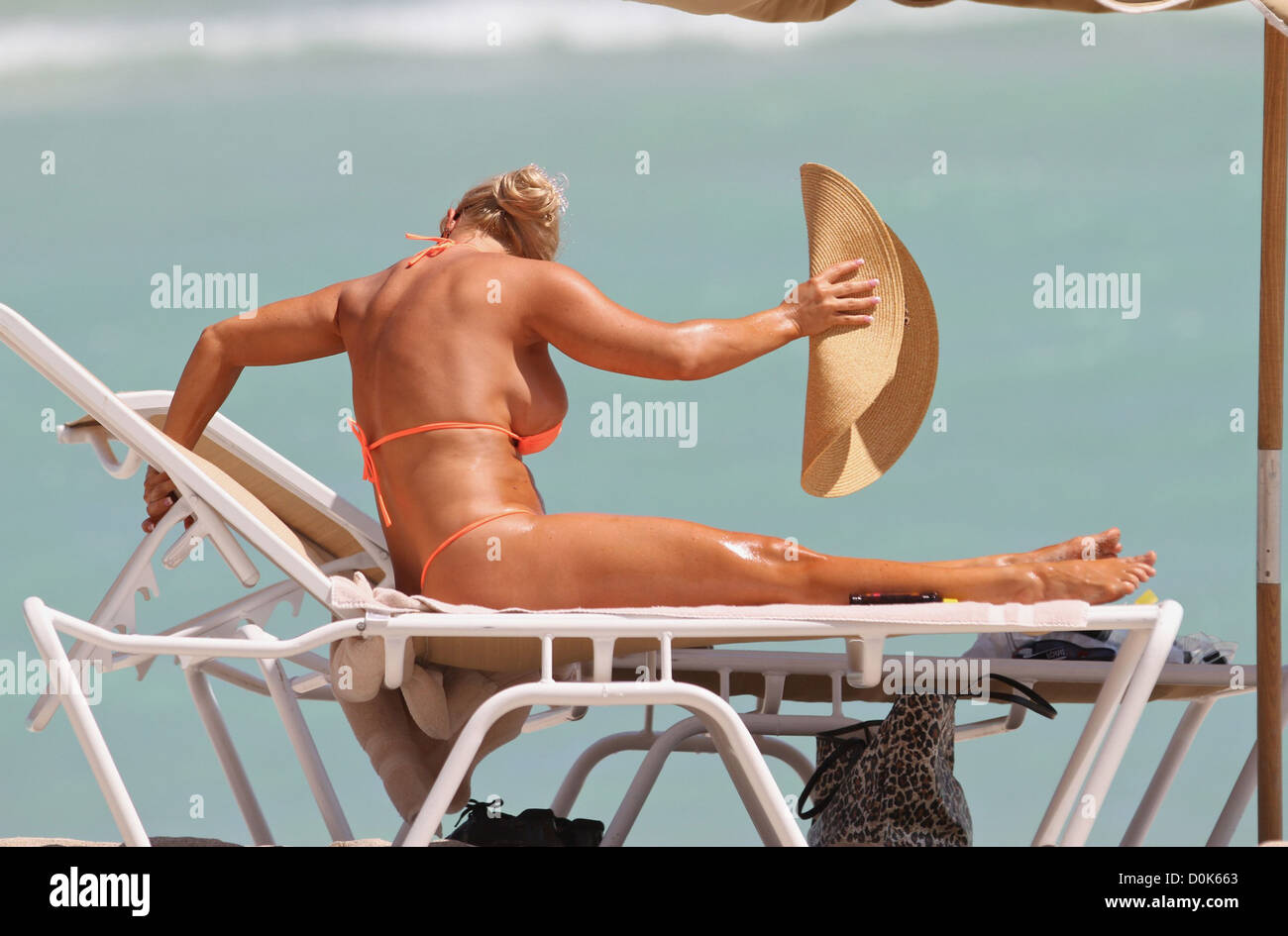 Aka CoCo Nicole Austin Ice-T y su esposa CoCo aka Nicole Austin disfrute de un día en la playa de Miami, Florida Fotografía de stock