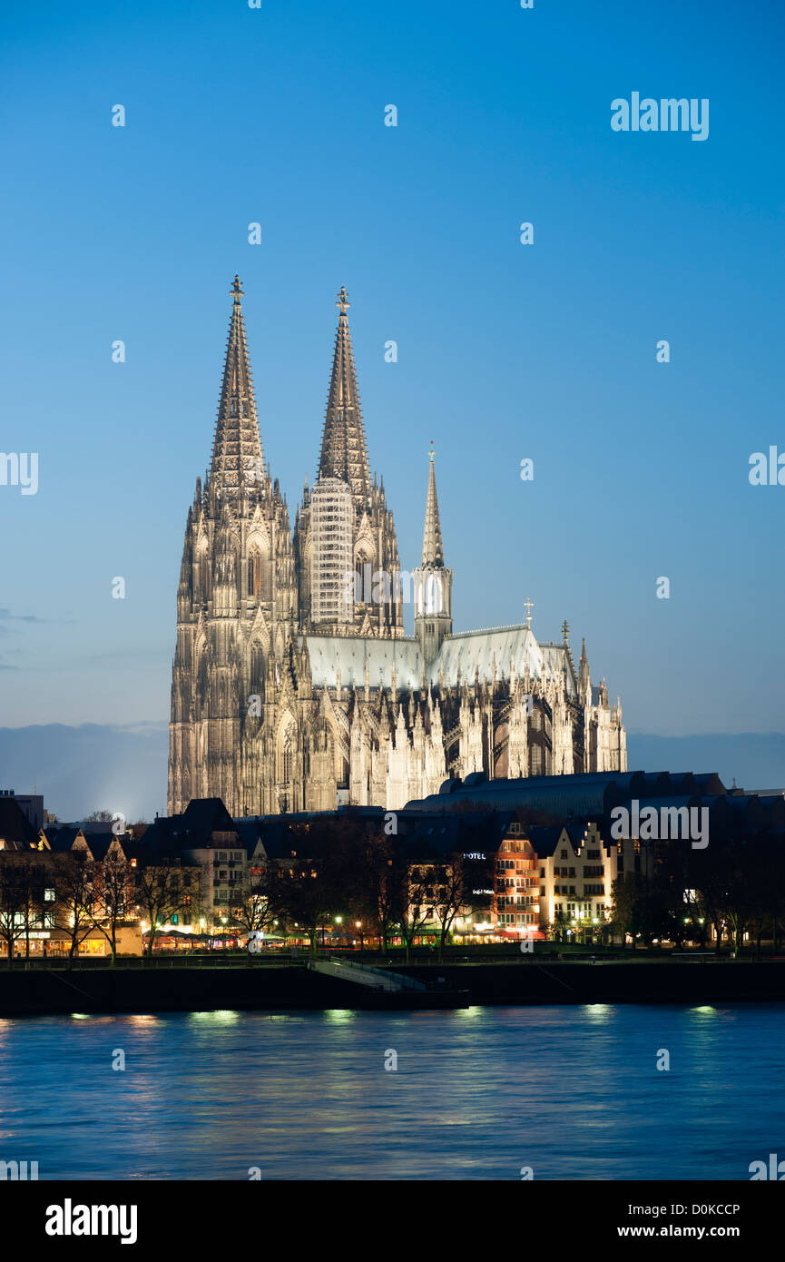 Vista de noche de la catedral de Colonia, en Alemania Foto de stock