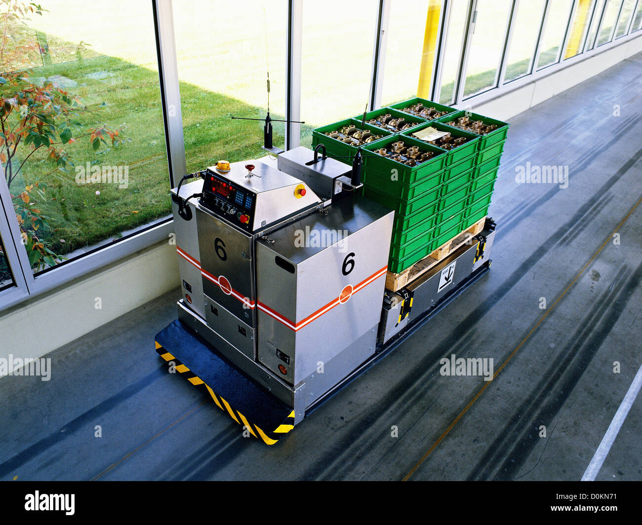 Vehículos de guiado automático (AGV) son los robots de fábrica que transportan material para la siguiente etapa de producción Foto de stock