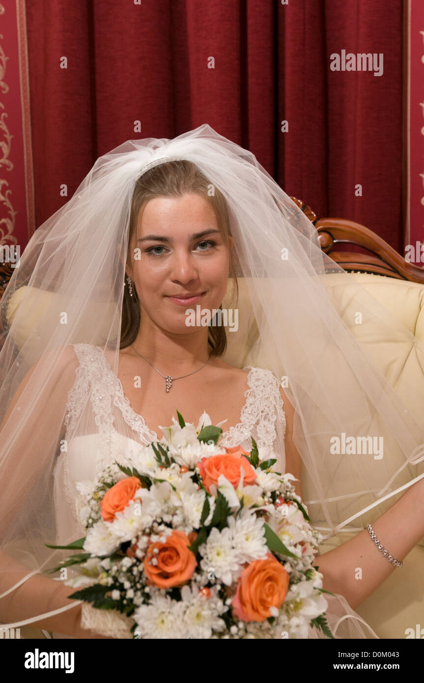 La novia antes de la boda: mujer joven chica del Cáucaso ruso Fotografía de  stock - Alamy